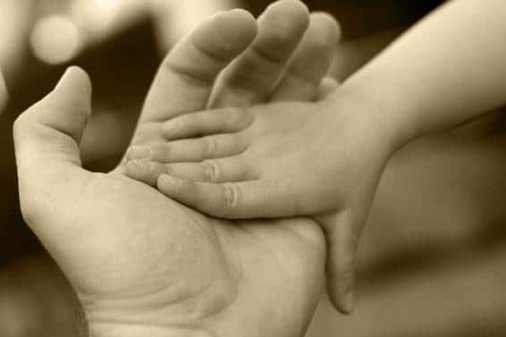 mains-enfant