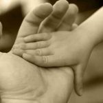 mains-enfant